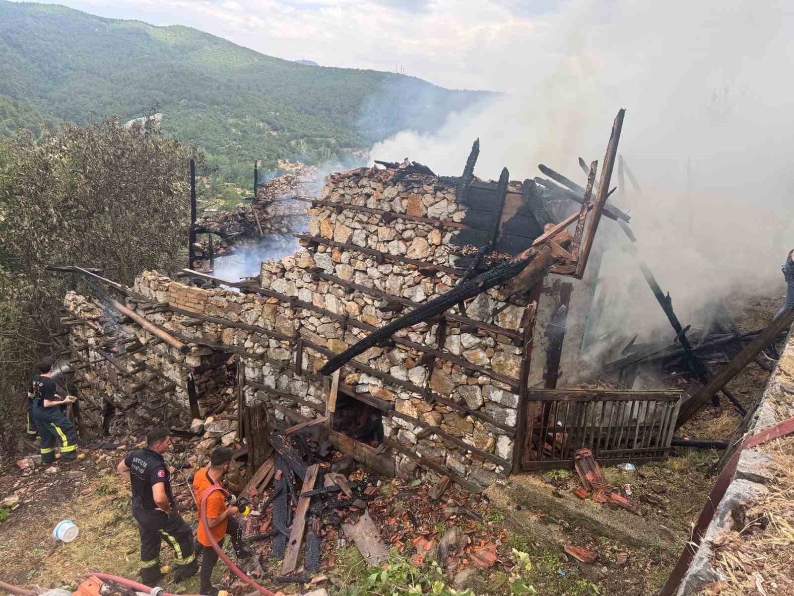 Anızda çıkan yangın asırlık düğmeli evleri küle döndürdü