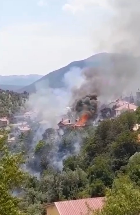 Anızda &ccedil;ıkan yangın asırlık d&uuml;ğmeli evleri k&uuml;le d&ouml;nd&uuml;rd&uuml;
