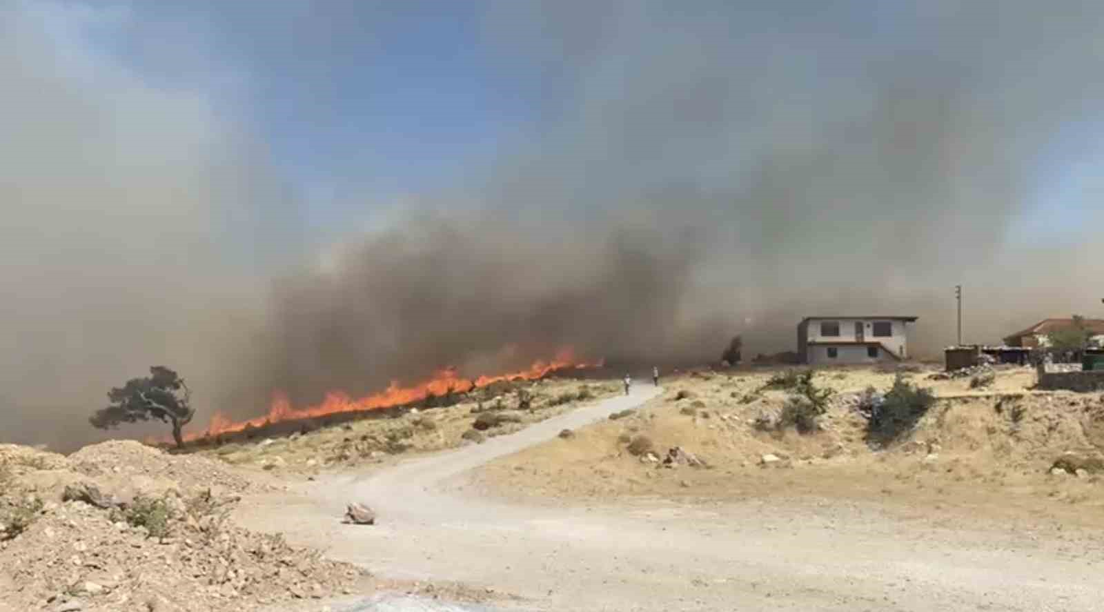 Ayvacık’ta başlayan yangın yerleşim yerlerini tehdit ediyor