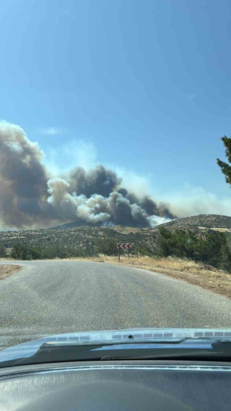 Ayvacık&rsquo;ta başlayan yangın yerleşim yerlerini tehdit ediyor
