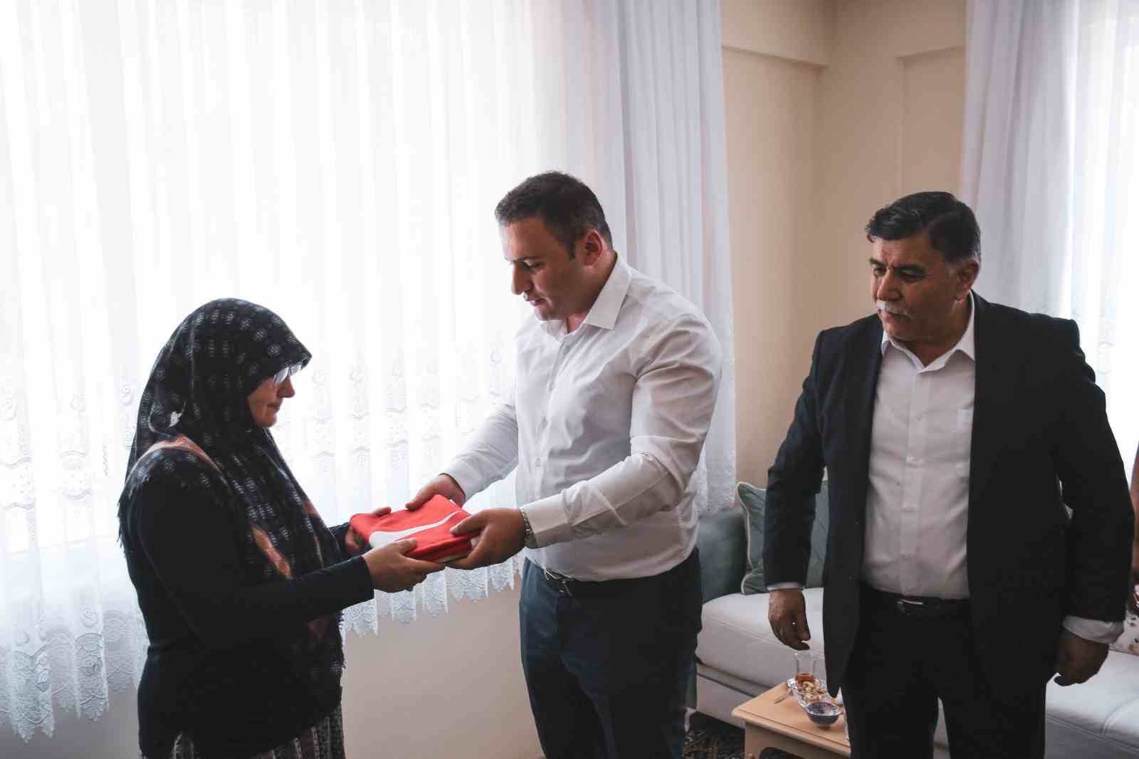 Emet&rsquo;te şehit mezarları ve şehit aileleri ziyaret edildi
