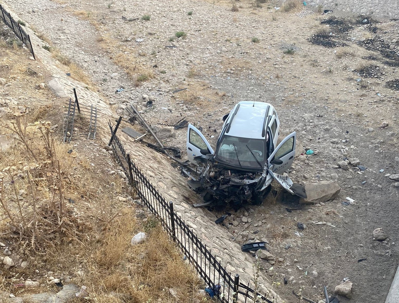 Hafif ticari ara&ccedil; şarampole yuvarlandı: 1 yaralı
