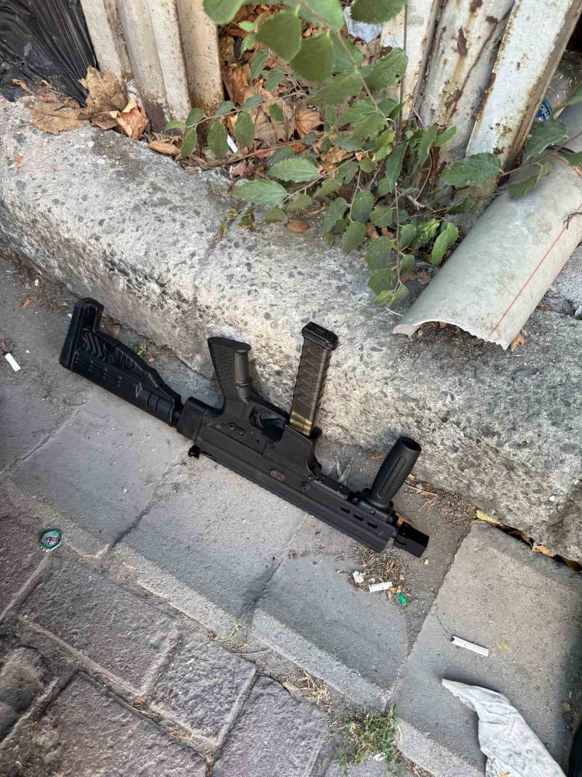 K&uuml;&ccedil;&uuml;k&ccedil;ekmece&rsquo;de balık&ccedil;ı barınağında silahlı saldırı: 2 yaralı
