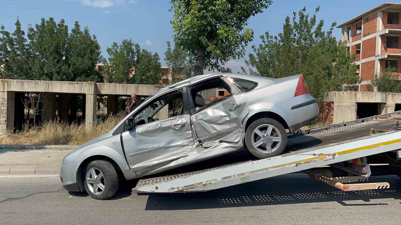 Kazayı inceleyen polisin aracına kontrolden &ccedil;ıkan otomobil &ccedil;arptı: 1&rsquo;i polis 3 yaralı
