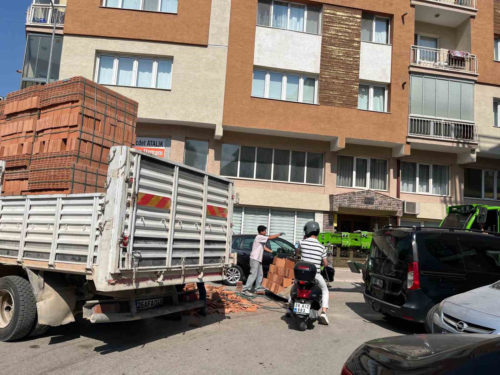 Kamyondan d&uuml;şen tuğlalar yolu kapattı
