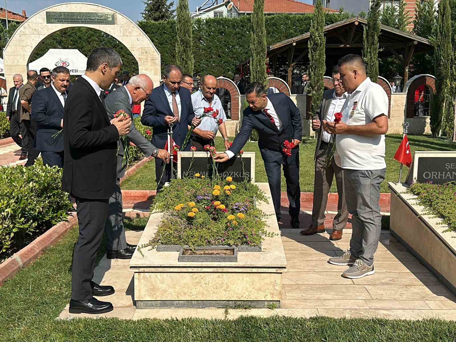 15 Temmuz şehidi, Cumhurbaşkanı koruması Mehmet &Ccedil;etin mezarı başında anıldı
