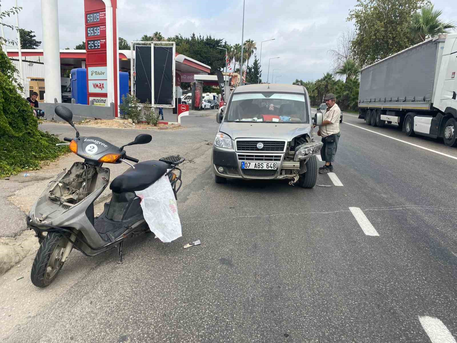 Antalya’da hafif ticari araç ile çarpışan motosikletli yaralandı