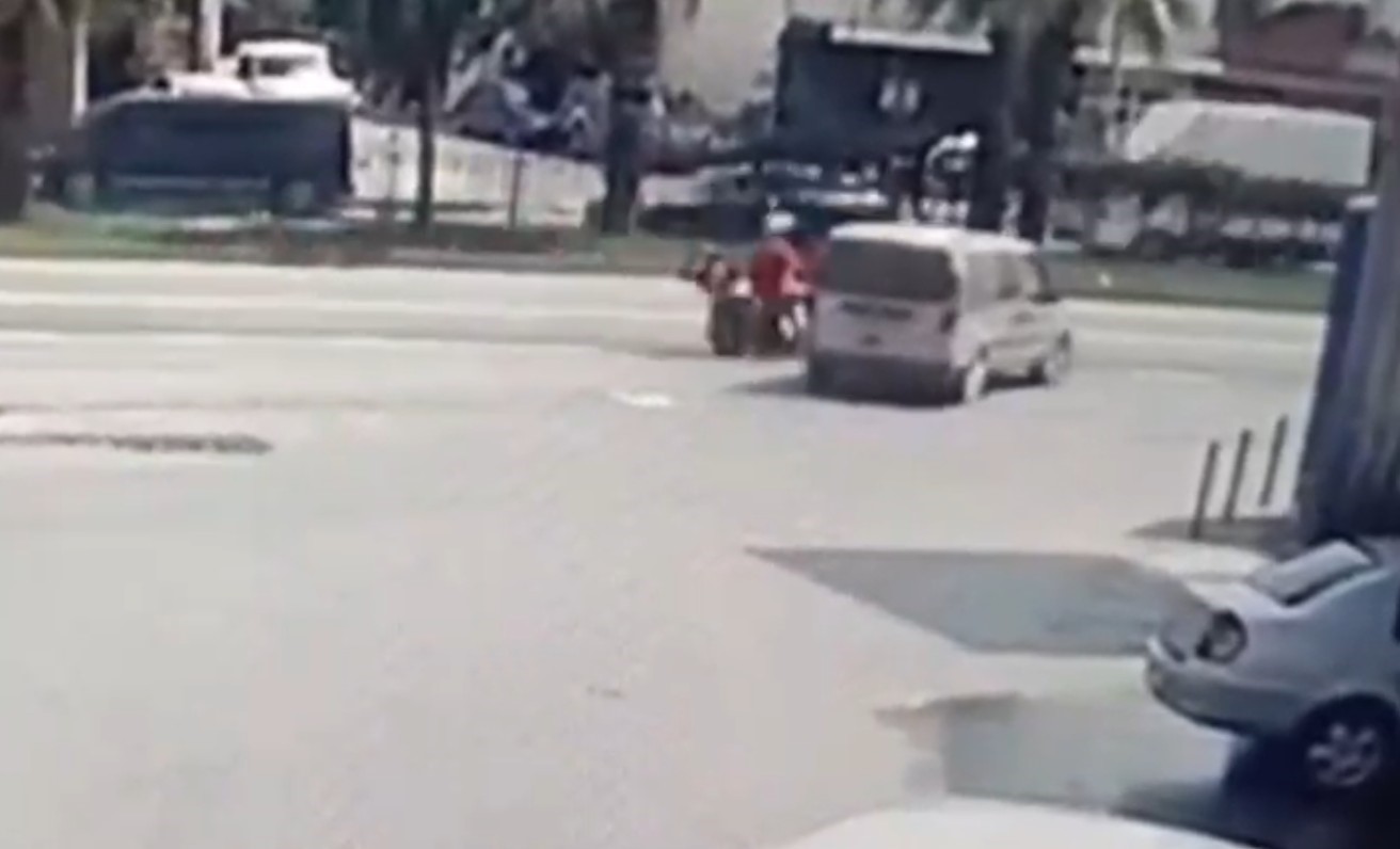Antalya&rsquo;da hafif ticari ara&ccedil; ile &ccedil;arpışan motosikletli yaralandı
