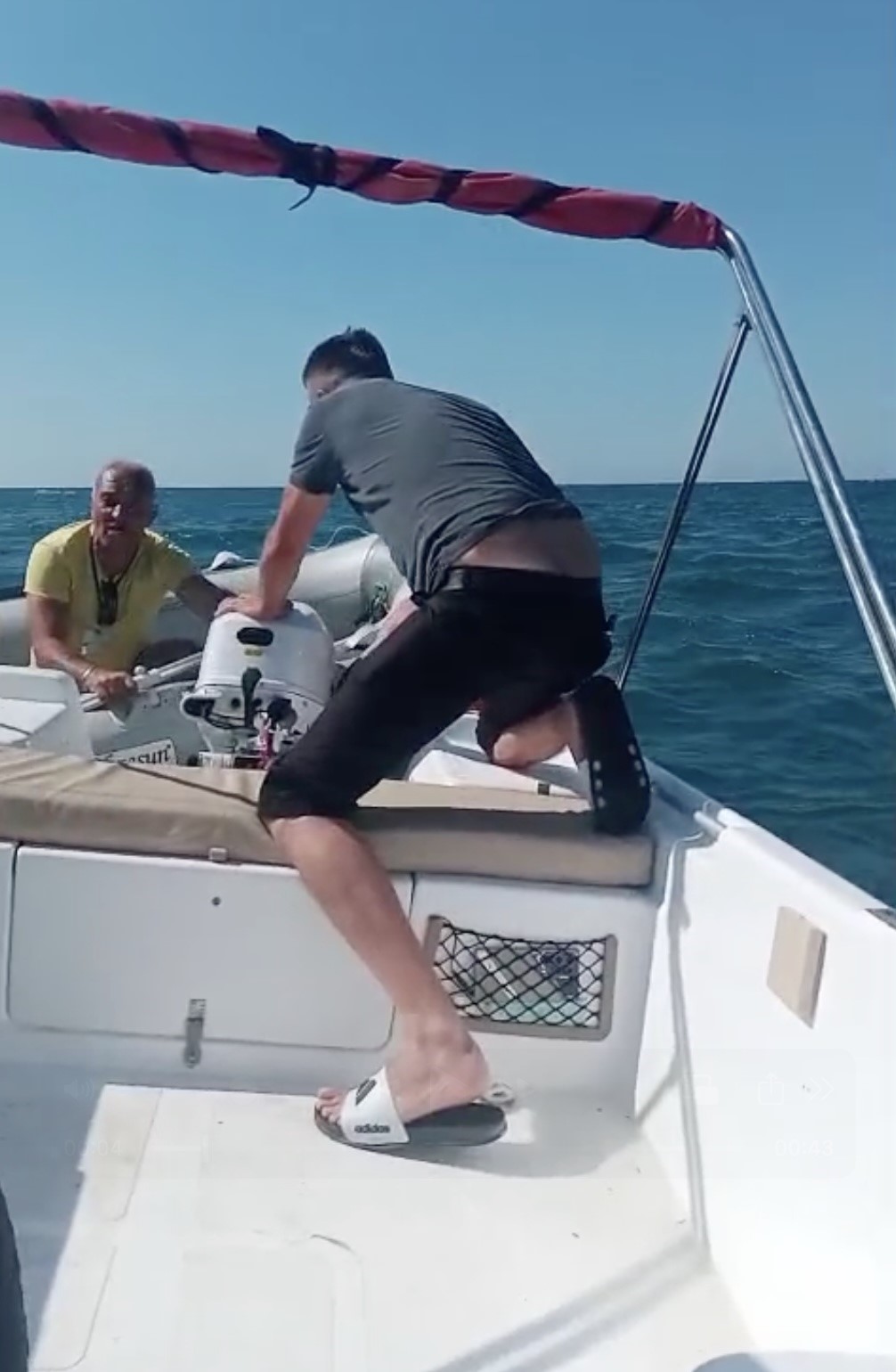 Denizde boğulma tehlikesi geçiren şahsı vatandaşlar kurtardı