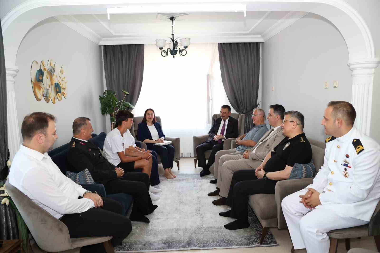 Vali Hacıbektaşoğlu’ndan şehit ailesine ziyaret