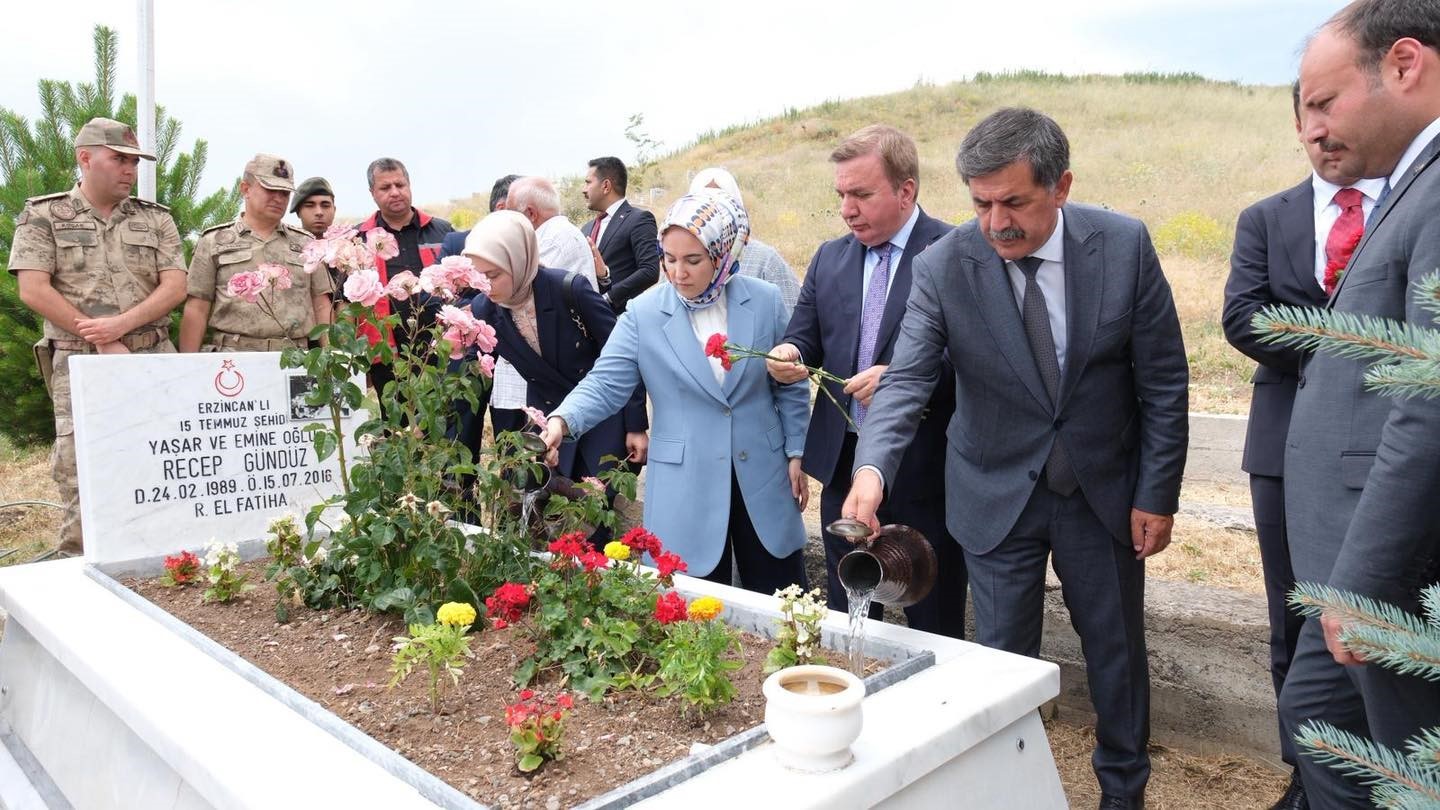 Dualarla şehitler yad edildi
