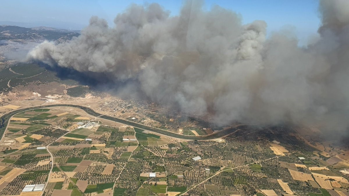 Çanakkale Valisi Toraman, Ayvacık’taki orman yangınını havadan kontrol etti