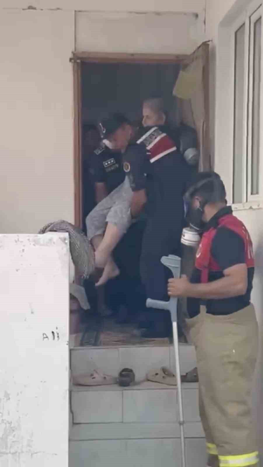 Ayvacık’taki yangında itfaiye ve jandarma ekipleri, yürüyemeyen yaşlı kadını kurtardı