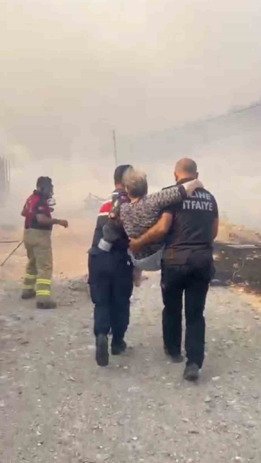Ayvacık&rsquo;taki yangında itfaiye ve jandarma ekipleri, y&uuml;r&uuml;yemeyen yaşlı kadını kurtardı
