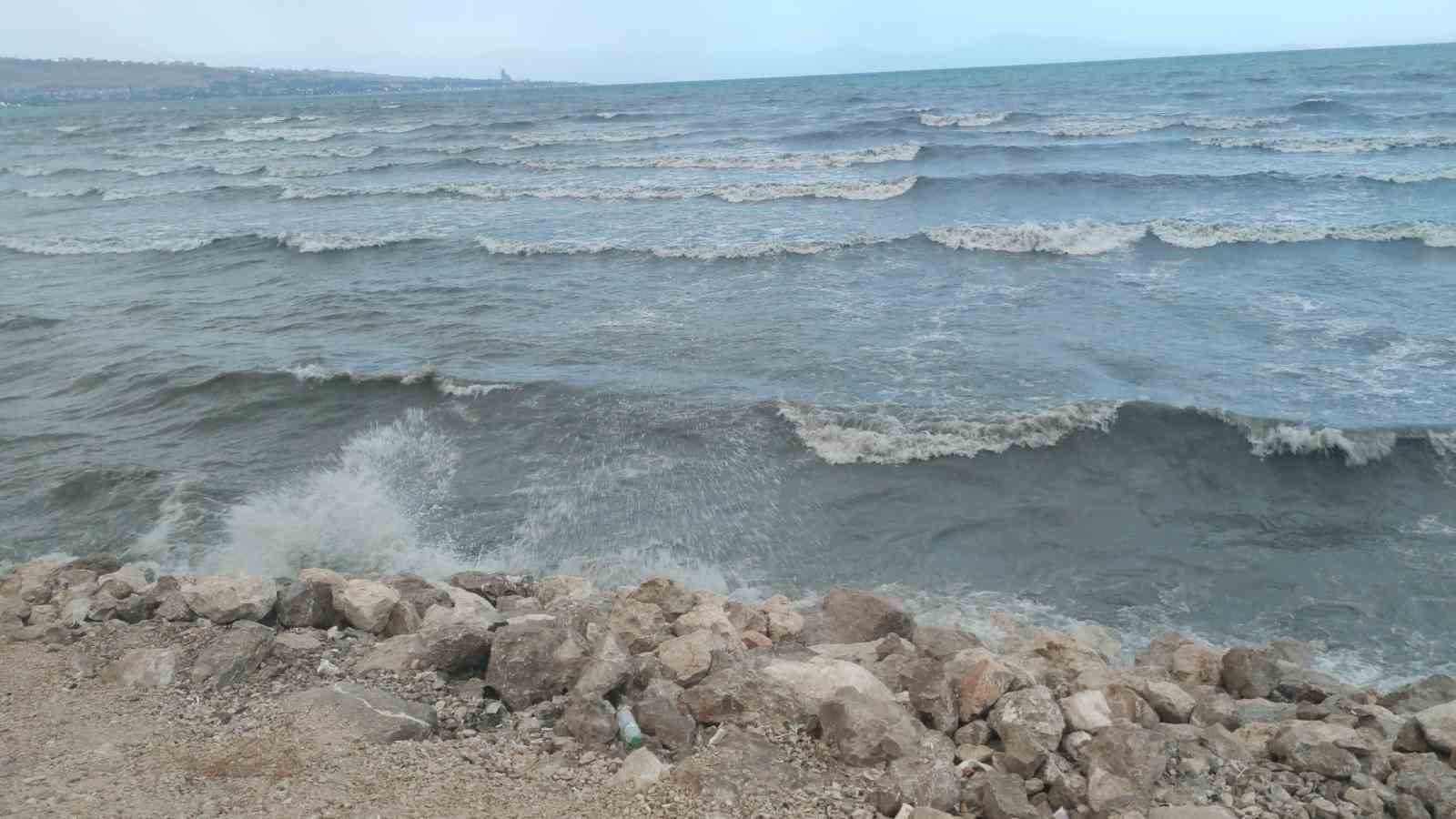 Van Gölü rüzgarla coştu: Dalgalar sahili dövdü