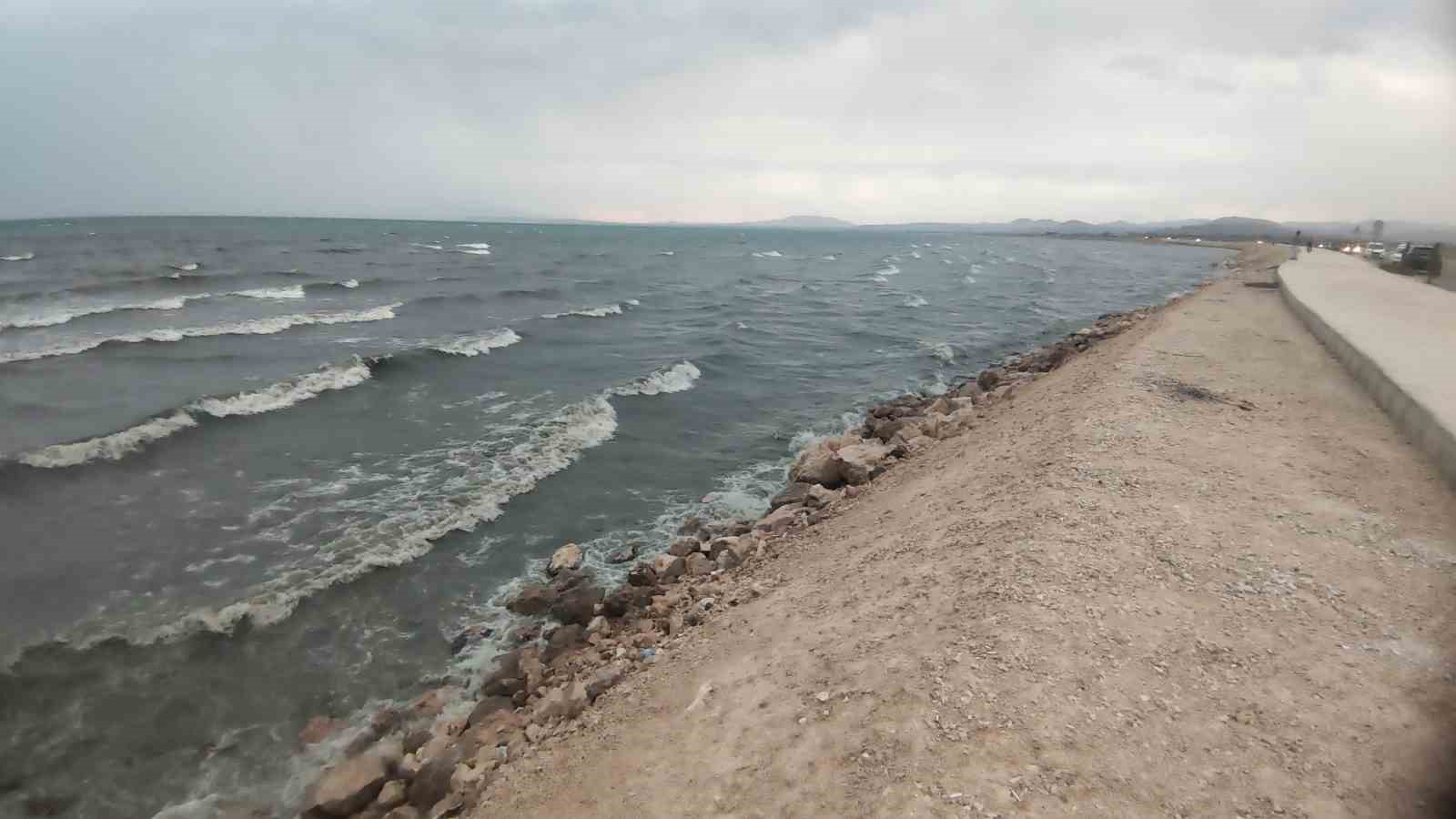 Van G&ouml;l&uuml; r&uuml;zgarla coştu: Dalgalar sahili d&ouml;vd&uuml;
