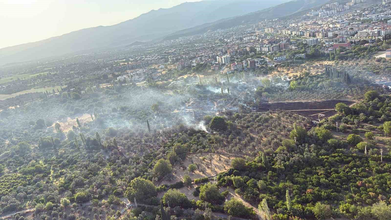 Edremit’te tarım arazisinde çıkan yangın korkuttu