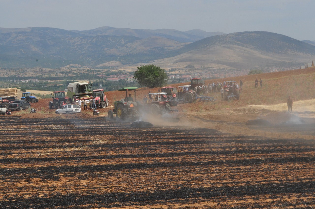 Balya makinesinden çıkan yangın 100 dönüm araziyi küle çevirdi