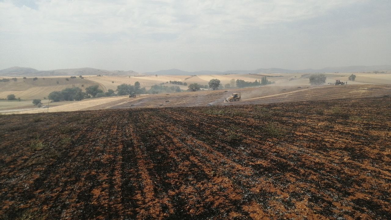Balya makinesinden &ccedil;ıkan yangın 100 d&ouml;n&uuml;m araziyi k&uuml;le &ccedil;evirdi
