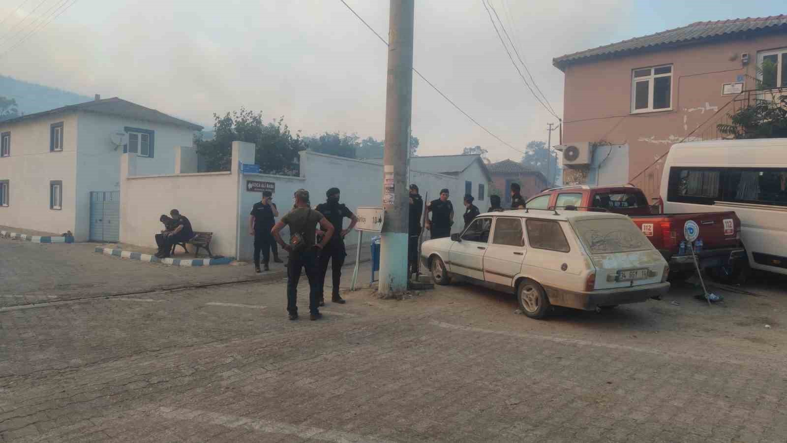 Tekirdağ&rsquo;daki orman yangını yerleşim alanlarını tehdit ediyor
