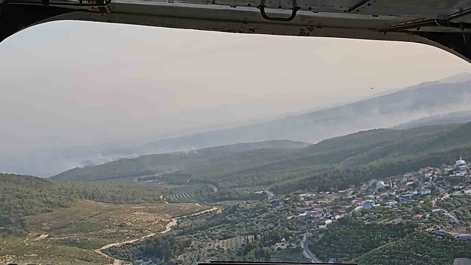 Saruhanlı’daki orman yangınında alevlerin ilerlemesi büyük ölçüde durduruldu