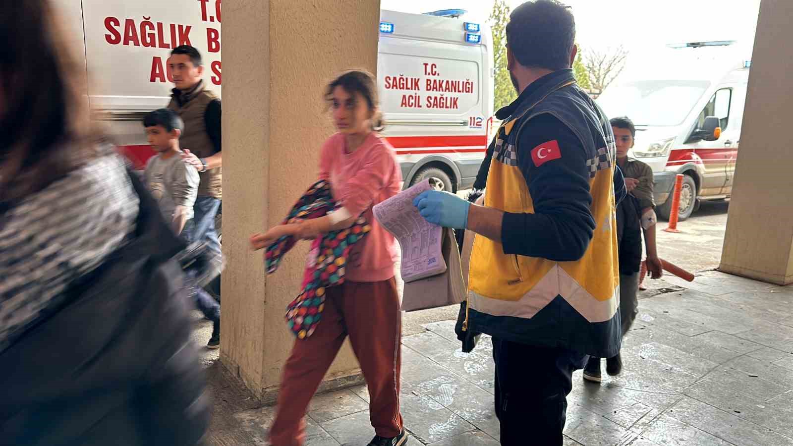 Siverek’te yolun karşısına geçerken otomobilin çarptığı 2 kişi yaralandı