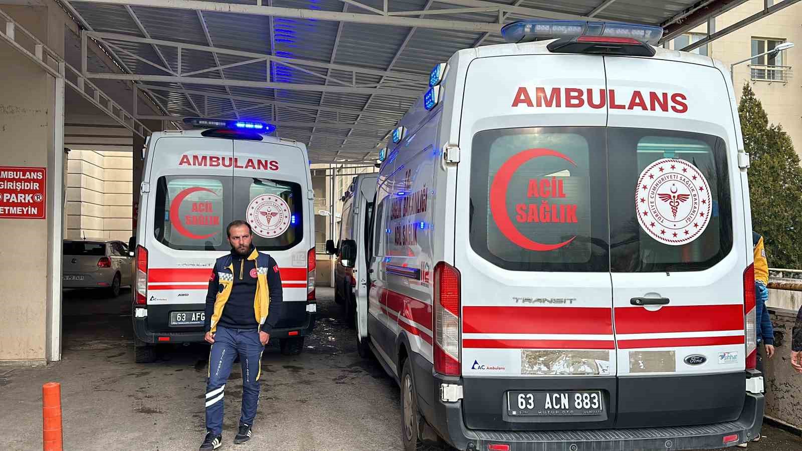 Siverek&rsquo;te yolun karşısına ge&ccedil;erken otomobilin &ccedil;arptığı 2 kişi yaralandı
