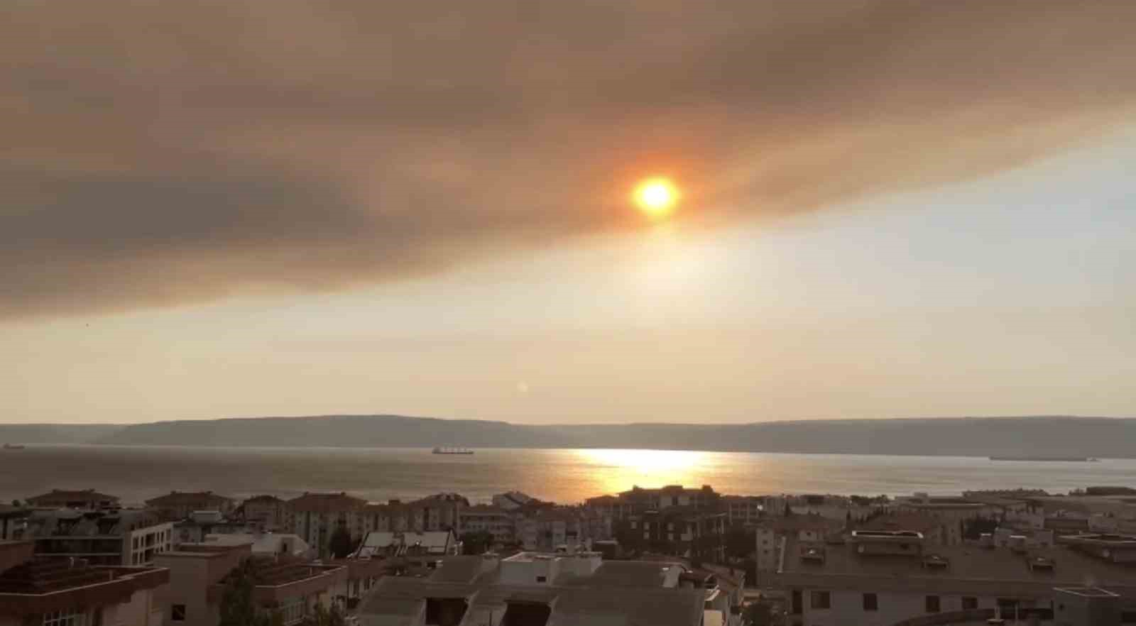 Tekirdağ’daki orman yangınının dumanı Çanakkale Boğazı’nı kapladı