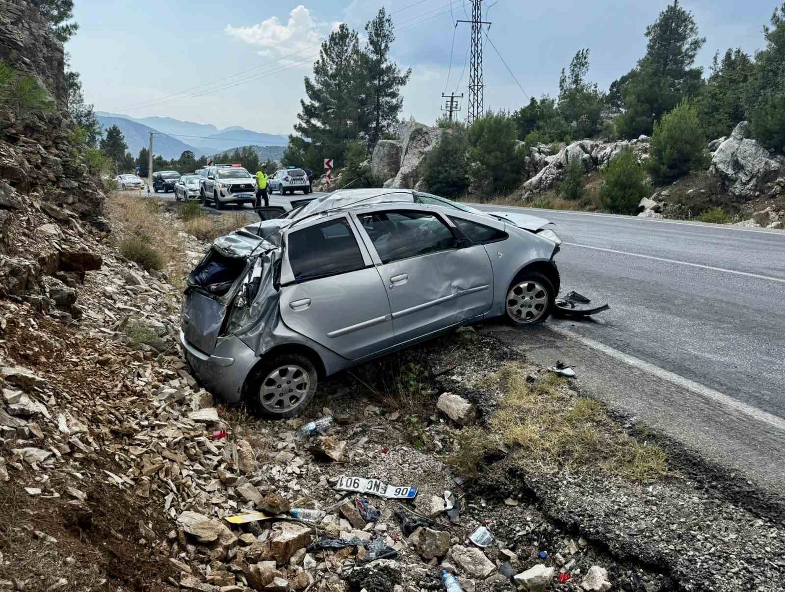 Akseki’de otomobil yoldan çıkıp kayalık alana çarptı: 5 yaralı