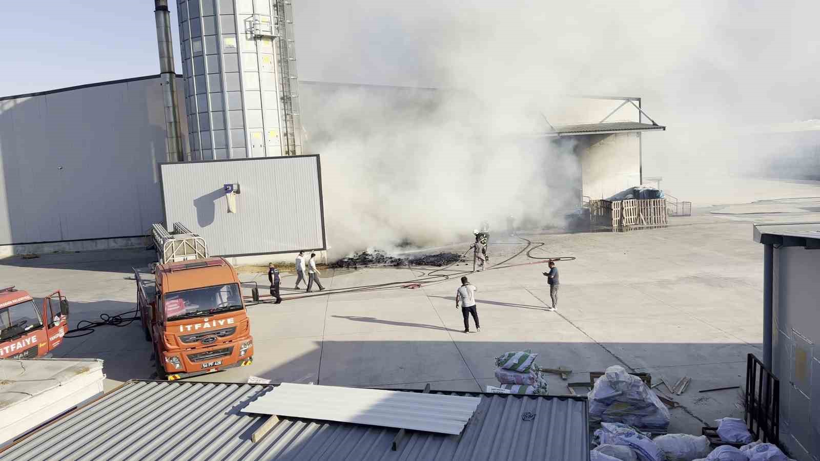 Mobilya üretim fabrikasında yangın: Ekipler, söndürmek için seferber oldu