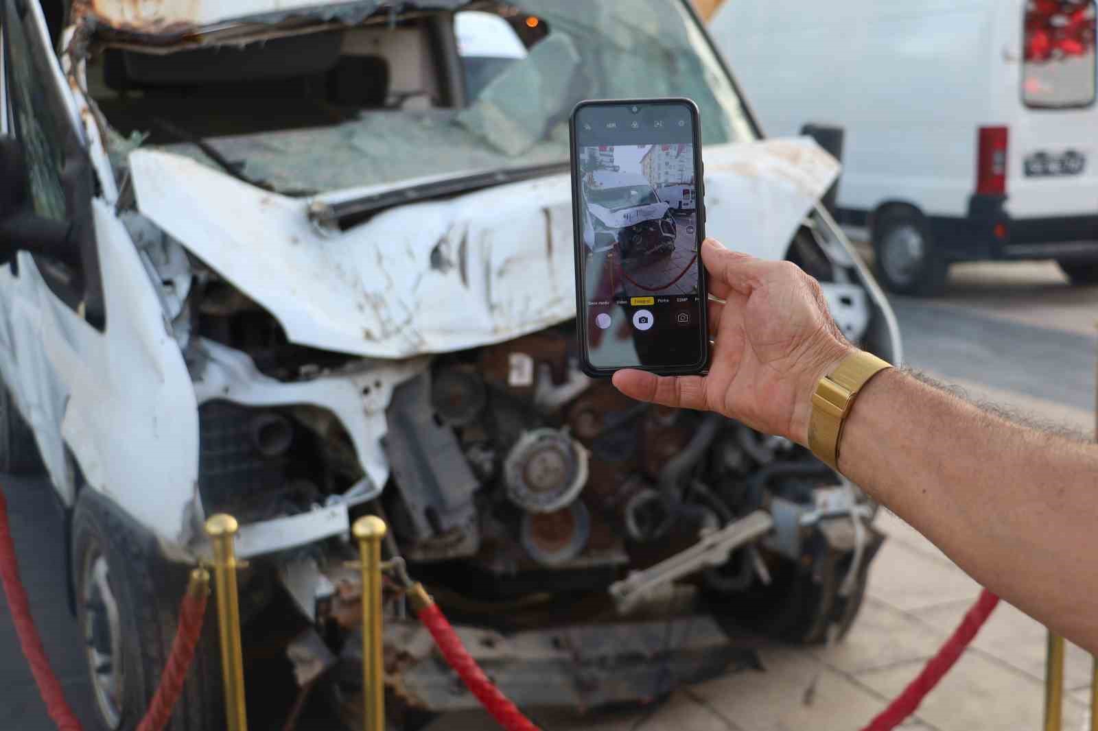 15 Temmuz darbe girişiminde hasar g&ouml;ren minib&uuml;s Sivas&rsquo;ta sergileniyor
