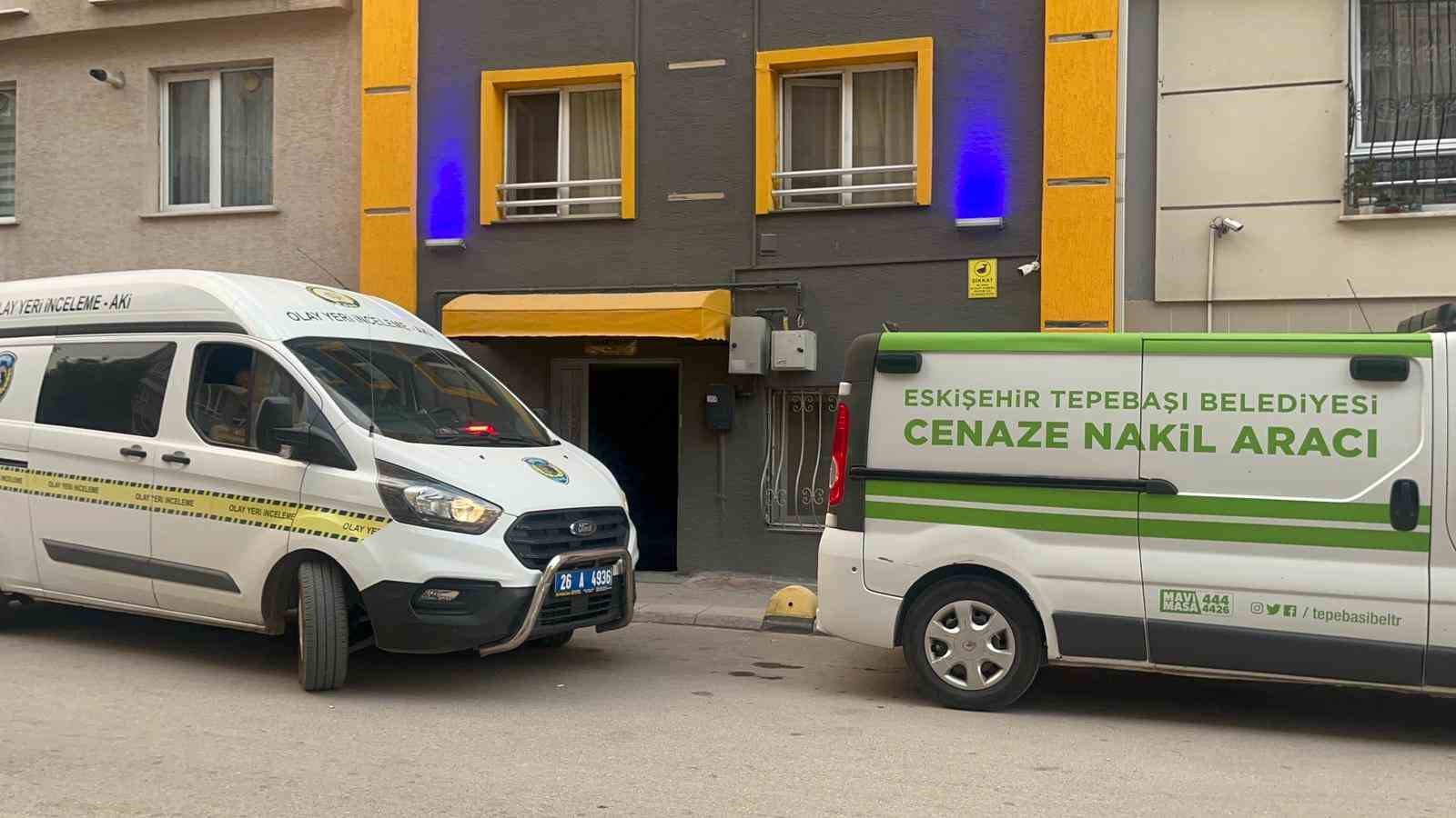 Apartman merdivenlerinde bir kişi &ouml;l&uuml; bulundu
