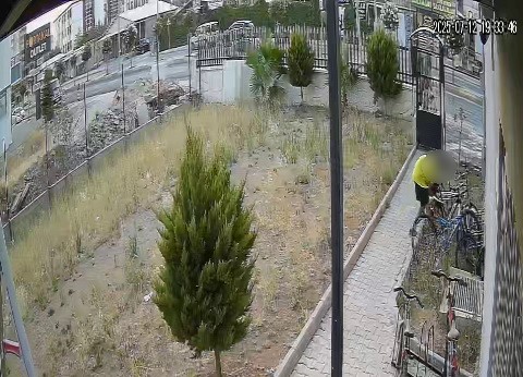 Bisikletlerin parçalarını tek tek söküp götürdüler