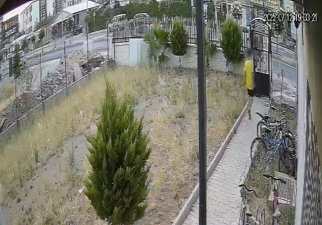 Bisikletlerin parçalarını tek tek söküp götürdüler