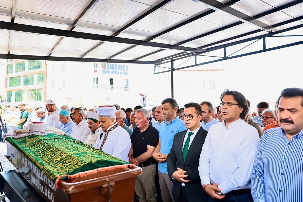 Başkan Kepenek&rsquo;in annesi son yolculuğuna dualarla uğurlandı
