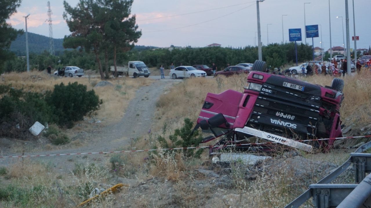 Domates yüklü kamyon şarampole devrildi: 1 ölü