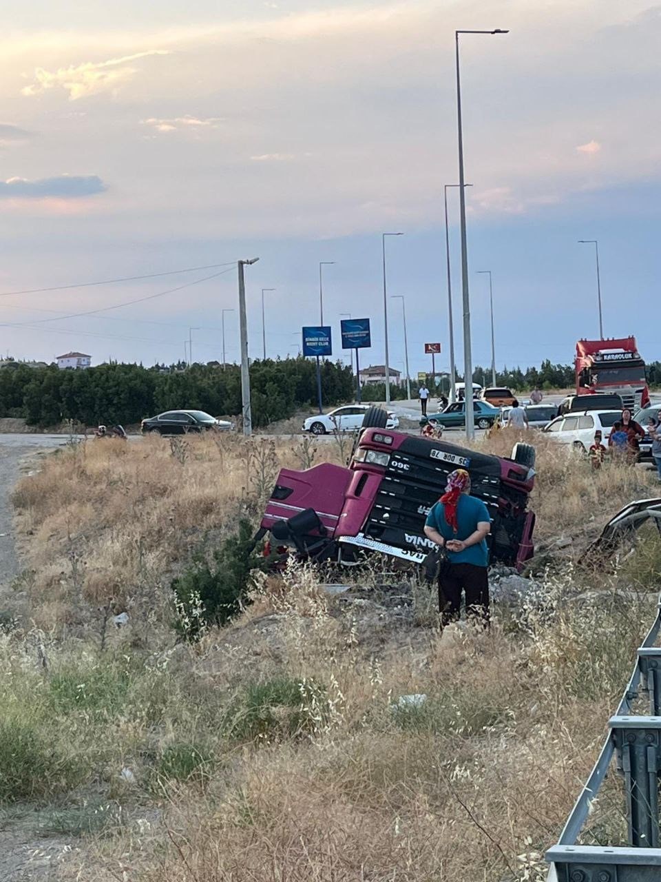 Domates yüklü kamyon şarampole devrildi: 1 ölü