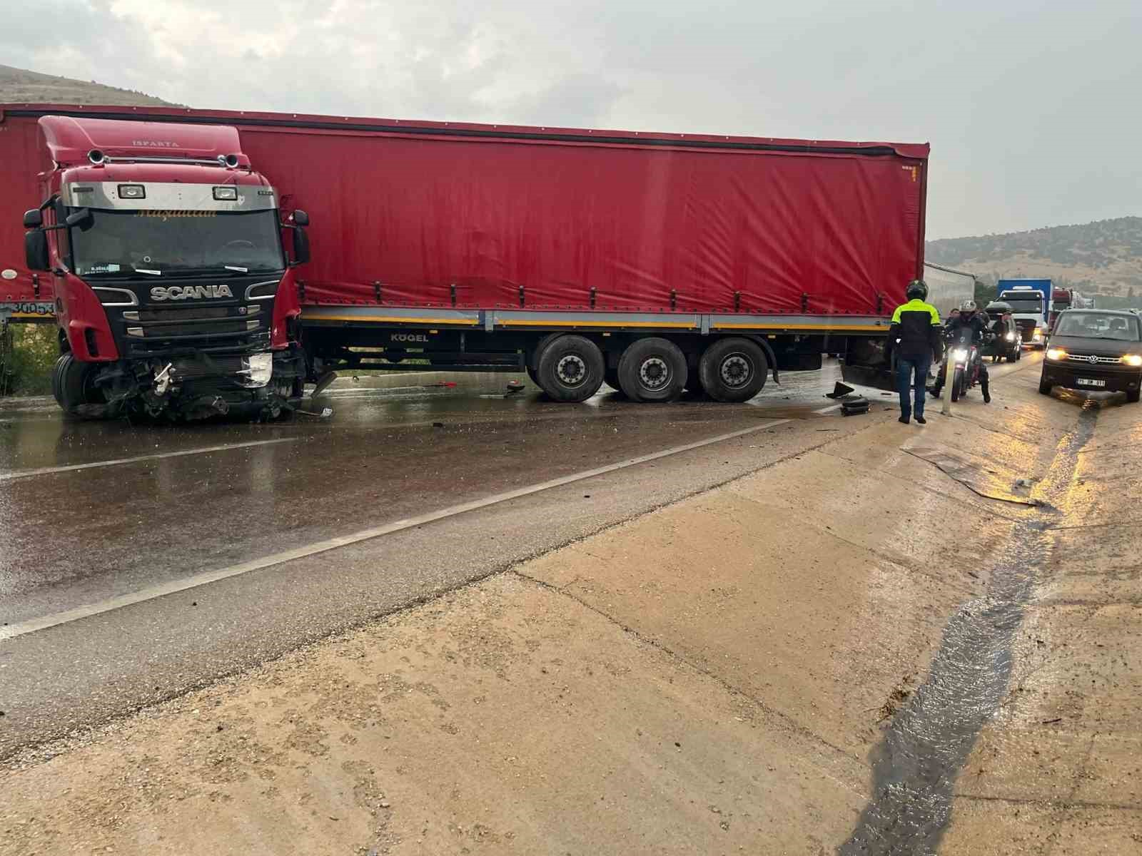 Otomobile çarpan tır sürücüsü yaralandı