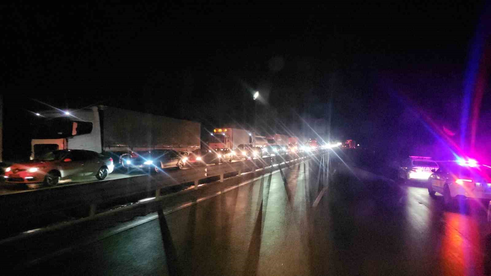 Otomobile &ccedil;arpan tır s&uuml;r&uuml;c&uuml;s&uuml; yaralandı
