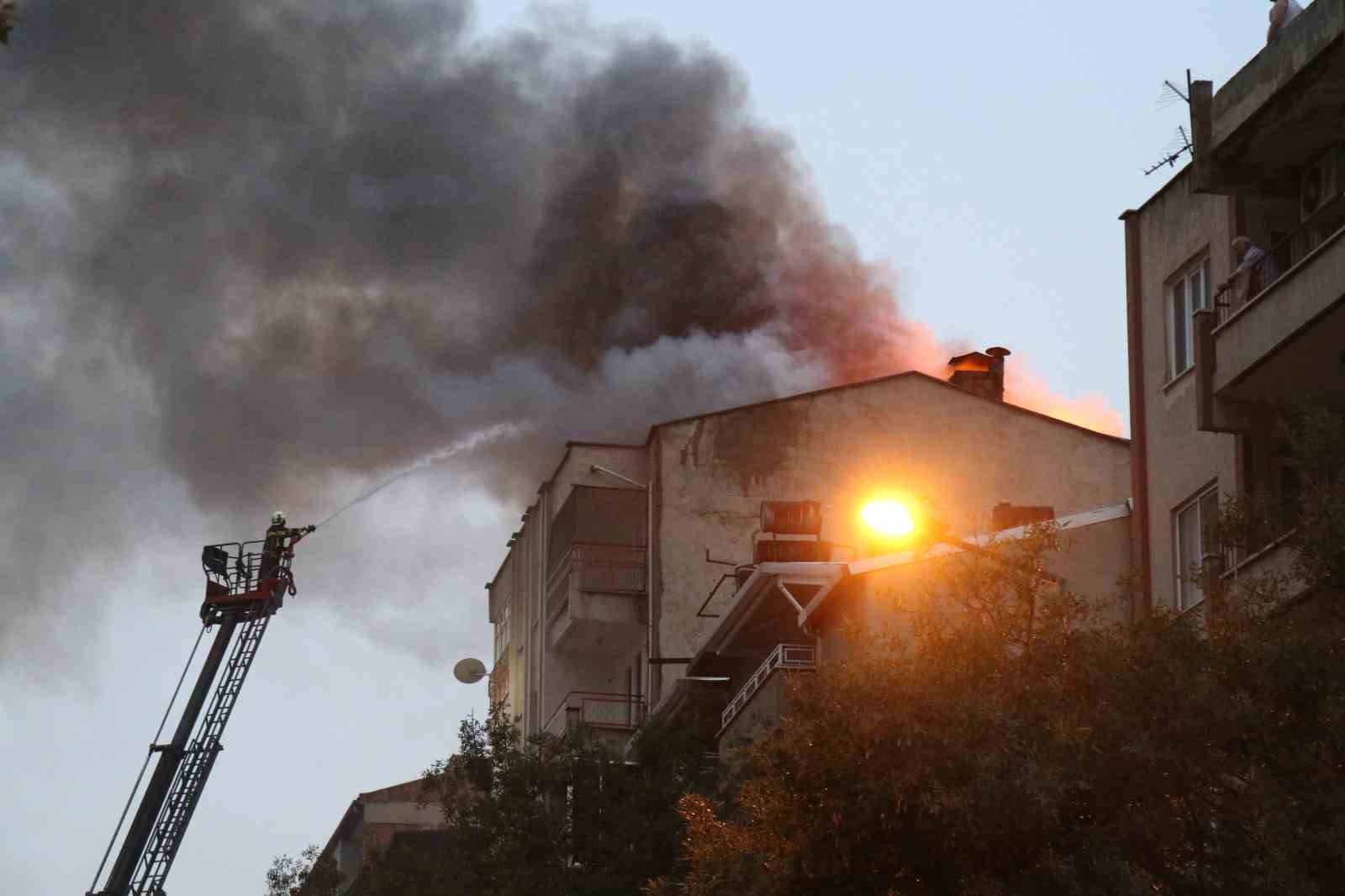 Denizli’de 7 katlı apartmanın çatısı alevlere teslim oldu