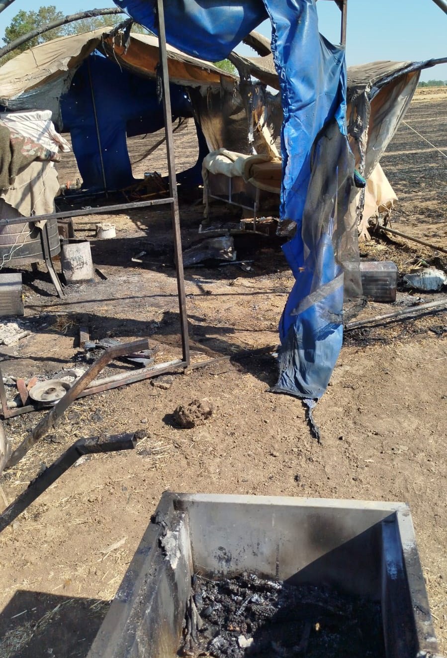 Anız yangını 400 arı kovanını kül etti