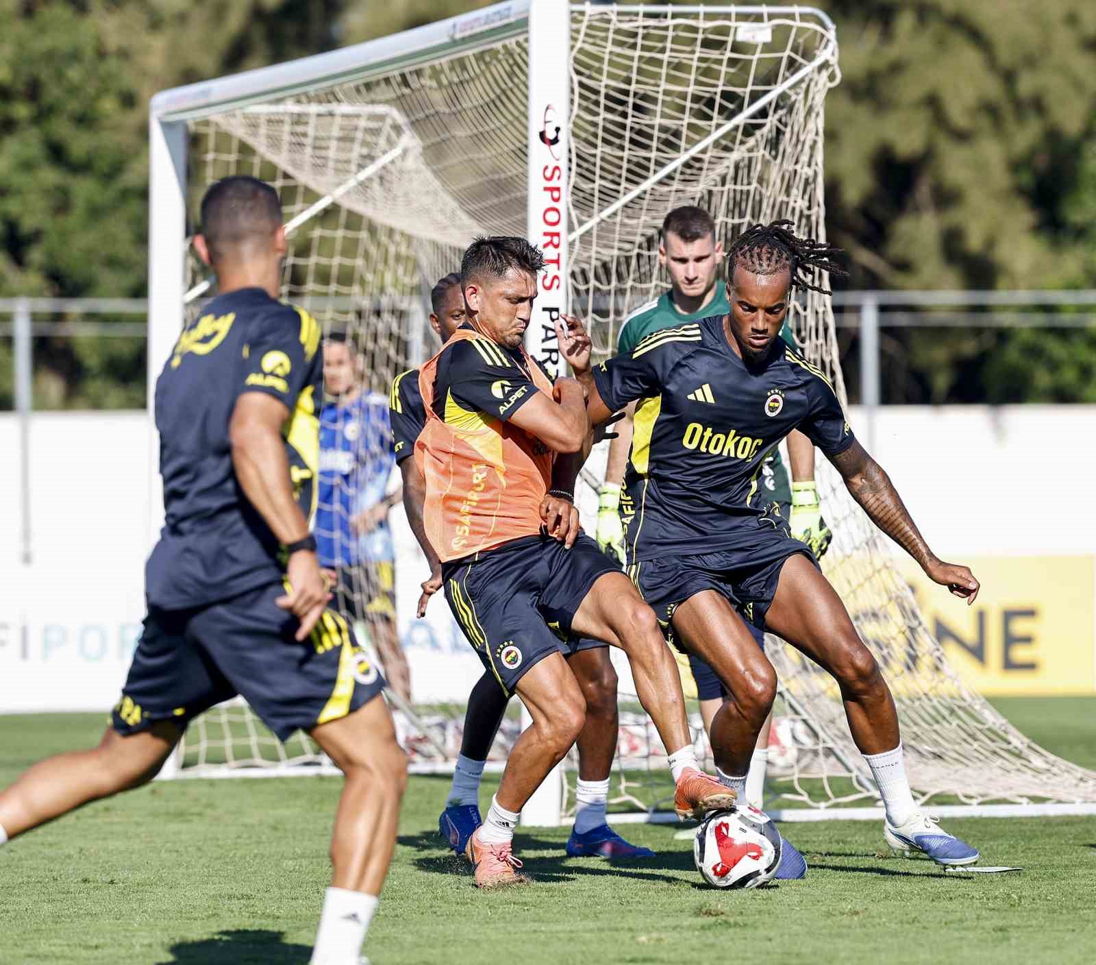 Fenerbahçe, hazırlıklarını çift idmanla sürdürdü
