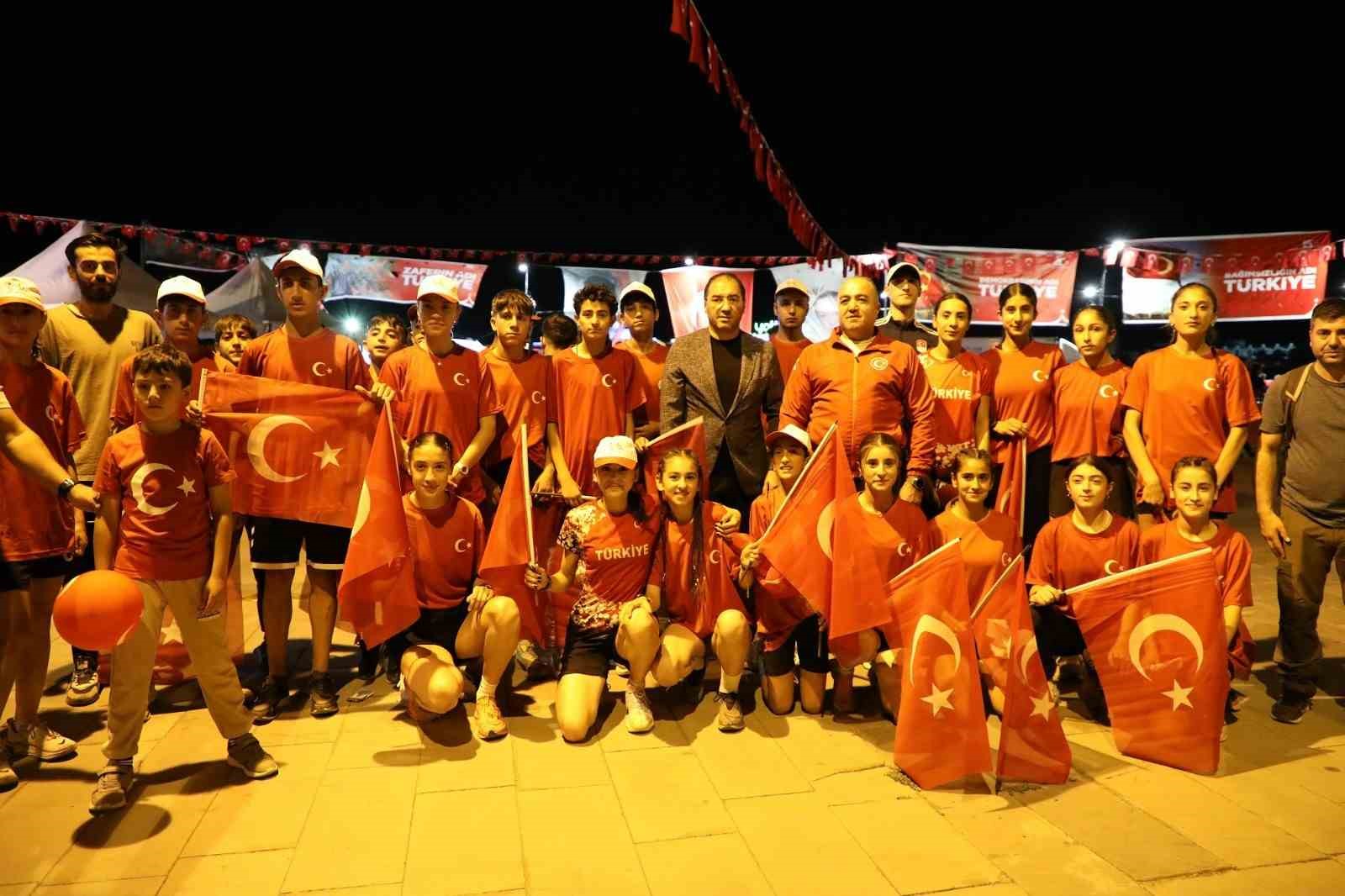 Şehitlerin emaneti sancak, dualarla Vali Ko&ccedil;&rsquo;a teslim edildi
