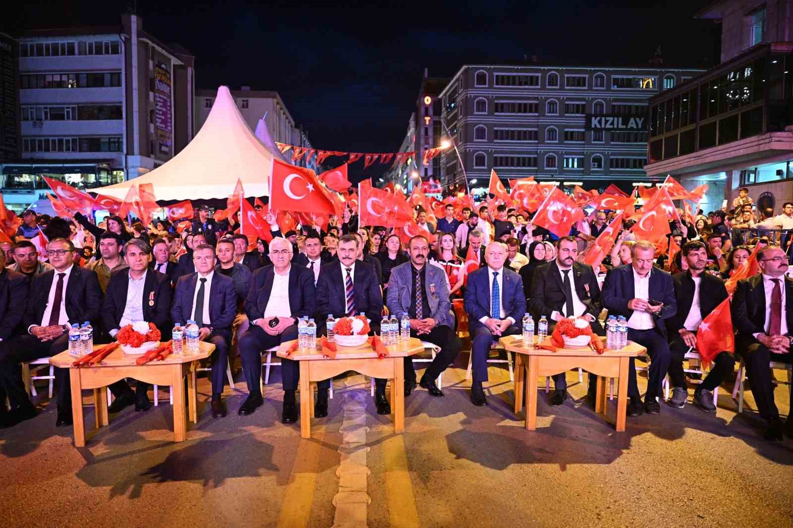 Erzurum’da demokrasi nöbetine yoğun katılım