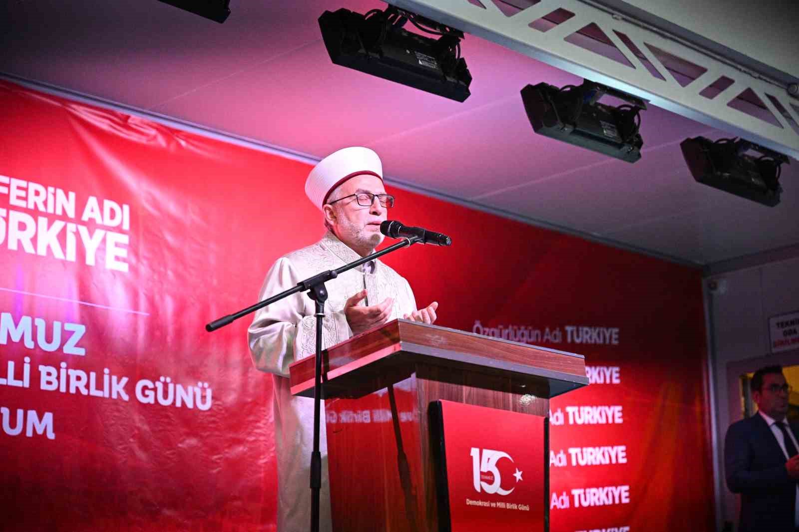 Erzurum’da demokrasi nöbetine yoğun katılım
