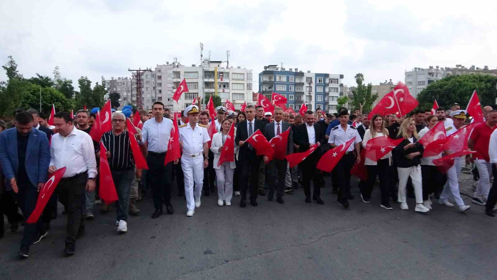 Mersin’de 15 Temmuz anma yürüyüşü düzenlendi, demokrasi nöbeti tutuldu