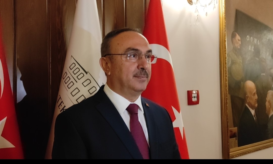 Tekirdağ Valisi Soyt&uuml;rk: "Şark&ouml;y il&ccedil;esindeki orman yangını şiddetli r&uuml;zgarın etkisiyle yayıldı ve m&uuml;dahale g&uuml;&ccedil;l&uuml;kle s&uuml;rd&uuml;r&uuml;l&uuml;yor"
