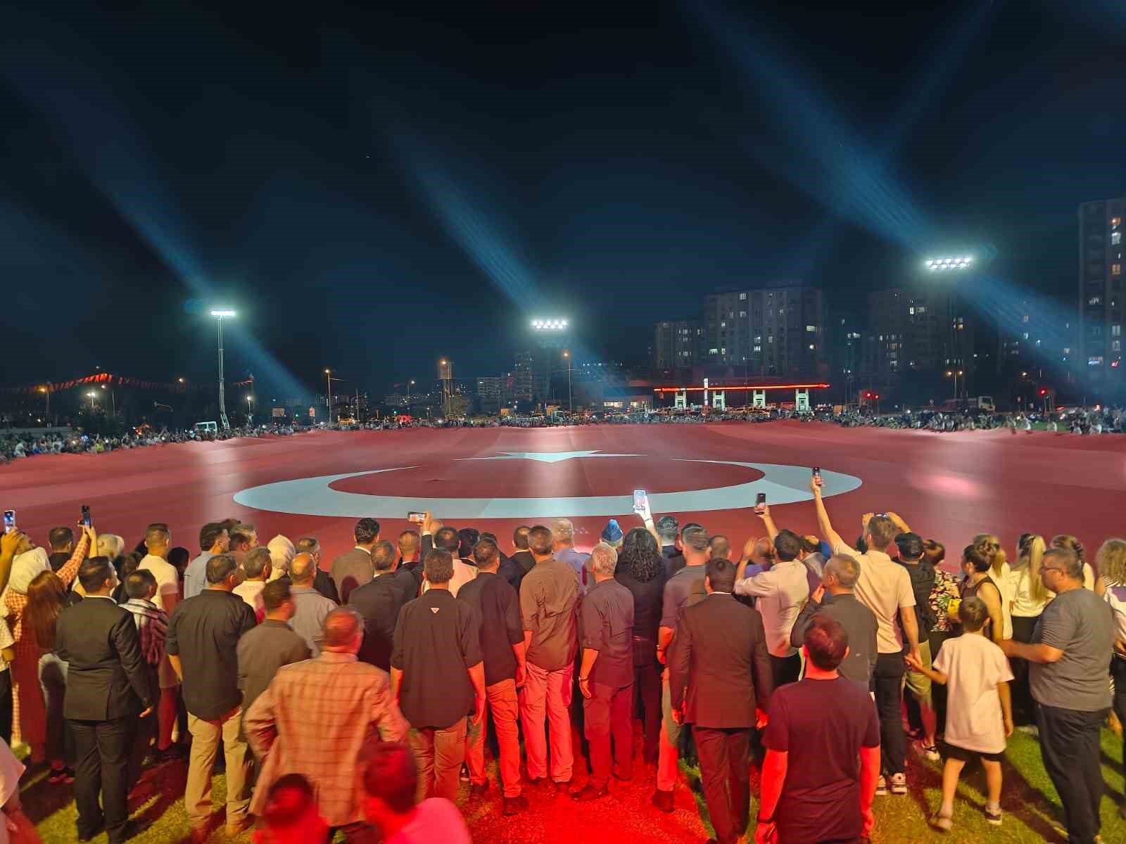 D&uuml;nyanın en b&uuml;y&uuml;k T&uuml;rk bayrağı Kayseri&rsquo;de yeniden a&ccedil;ıldı
