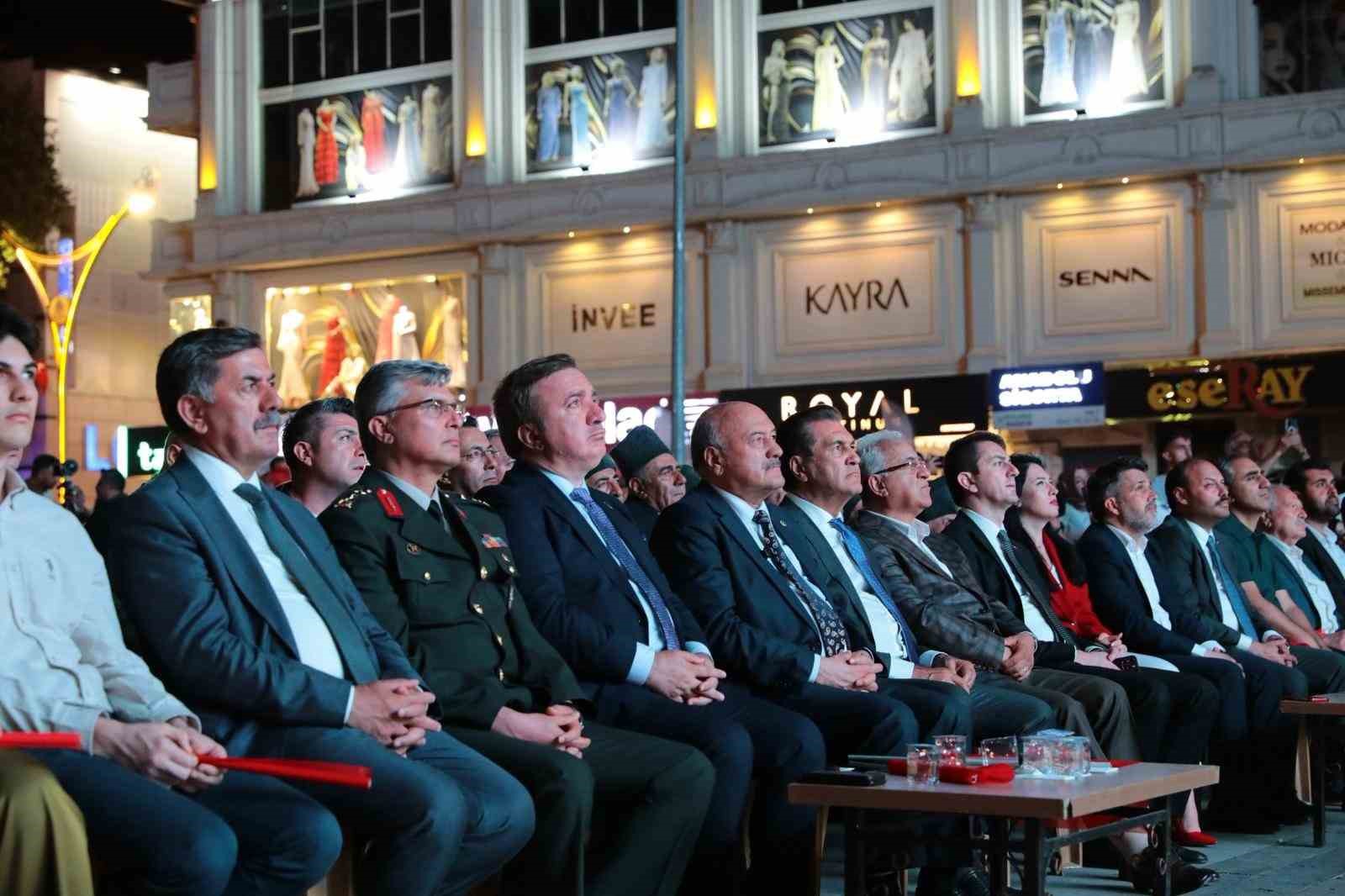 Erzincan’da vatandaşlar 15 Temmuz’da tek yumruk oldu
