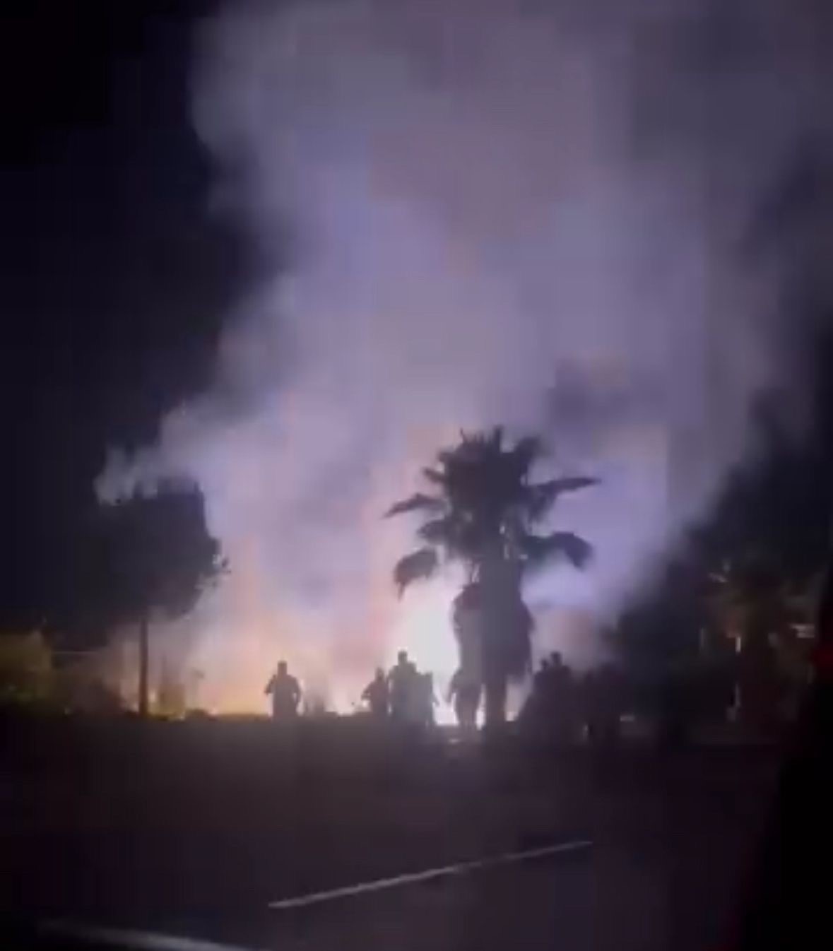 Elektrik trafosunda başlayıp otluk alana sı&ccedil;rayan yangın b&uuml;y&uuml;meden s&ouml;nd&uuml;r&uuml;ld&uuml;
